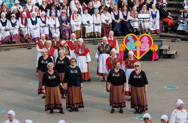 Polva, 24.05.2026. The 32nd South Estonian Memme-Taadi Festival at the Intsikurmu song festival grounds in Polva. The event brought together nearly 1,000 performers from senior singing groups, dance collectives, and folk musicians across four southern counties. Photo Arvo Meeks, Louna-Eesti Postimees Polva Polvamaa Estonia 2MA25MAI2026A062  Copyright: xArvoxMeeksx Folk dancers in colorful traditional costumes