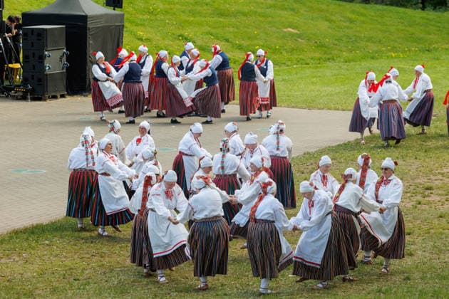 Polva, 24.05.2026. The 32nd South Estonian Memme-Taadi Festival at the Intsikurmu song festival grounds in Polva. The event brought together nearly 1,000 performers from senior singing groups, dance collectives, and folk musicians across four southern counties. Photo Arvo Meeks, Louna-Eesti Postimees Polva Polvamaa Estonia 2MA25MAI2026A079  Copyright: xArvoxMeeksx Folk dancers in colorful traditional costumes
