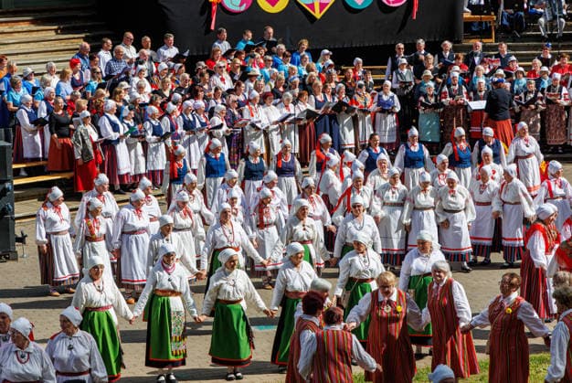 Polva, 24.05.2026. The 32nd South Estonian Memme-Taadi Festival at the Intsikurmu song festival grounds in Polva. The event brought together nearly 1,000 performers from senior singing groups, dance collectives, and folk musicians across four southern counties. Photo Arvo Meeks, Louna-Eesti Postimees Polva Polvamaa Estonia 2MA25MAI2026A003  Copyright: xArvoxMeeksx Folk dancers in colorful traditional costumes