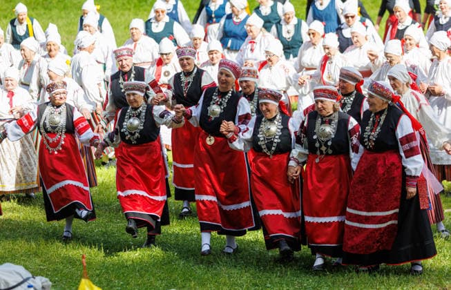 Polva, 24.05.2026. The 32nd South Estonian Memme-Taadi Festival at the Intsikurmu song festival grounds in Polva. The event brought together nearly 1,000 performers from senior singing groups, dance collectives, and folk musicians across four southern counties. Photo Arvo Meeks, Louna-Eesti Postimees Polva Polvamaa Estonia 2MA25MAI2026A009  Copyright: xArvoxMeeksx Folk dancers in colorful traditional costumes, Seto dancers