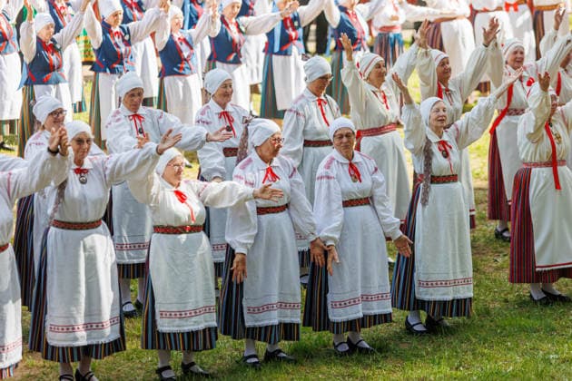 Polva, 24.05.2026. The 32nd South Estonian Memme-Taadi Festival at the Intsikurmu song festival grounds in Polva. The event brought together nearly 1,000 performers from senior singing groups, dance collectives, and folk musicians across four southern counties. Photo Arvo Meeks, Louna-Eesti Postimees Polva Polvamaa Estonia 2MA25MAI2026A011  Copyright: xArvoxMeeksx Folk dancers in colorful traditional costumes