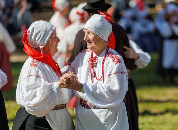 Polva, 24.05.2026. The 32nd South Estonian Memme-Taadi Festival at the Intsikurmu song festival grounds in Polva. The event brought together nearly 1,000 performers from senior singing groups, dance collectives, and folk musicians across four southern counties. Photo Arvo Meeks, Louna-Eesti Postimees Polva Polvamaa Estonia 2MA25MAI2026A024  Copyright: xArvoxMeeksx Elderly ladies in traditional costumes, dancing