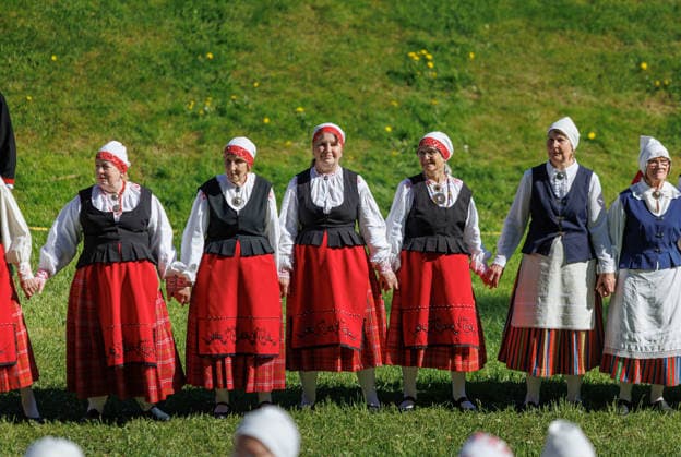Polva, 24.05.2026. The 32nd South Estonian Memme-Taadi Festival at the Intsikurmu song festival grounds in Polva. The event brought together nearly 1,000 performers from senior singing groups, dance collectives, and folk musicians across four southern counties. Photo Arvo Meeks, Louna-Eesti Postimees Polva Polvamaa Estonia 2MA25MAI2026A040  Copyright: xArvoxMeeksx Folk dancers in colorful traditional costumes