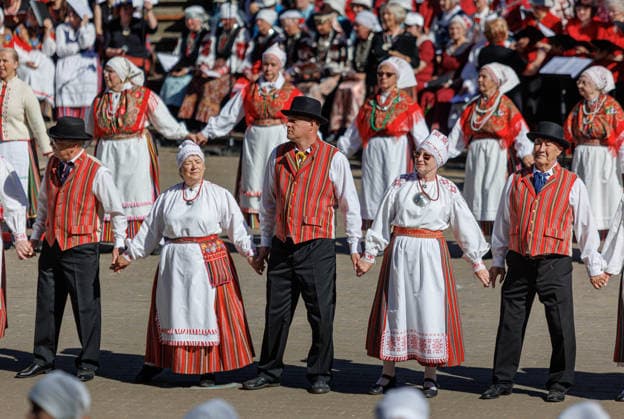 Polva, 24.05.2026. The 32nd South Estonian Memme-Taadi Festival at the Intsikurmu song festival grounds in Polva. The event brought together nearly 1,000 performers from senior singing groups, dance collectives, and folk musicians across four southern counties. Photo Arvo Meeks, Louna-Eesti Postimees Polva Polvamaa Estonia 2MA25MAI2026A041  Copyright: xArvoxMeeksx Folk dancers in colorful traditional costumes
