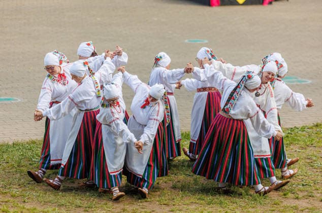 Polva, 24.05.2026. The 32nd South Estonian Memme-Taadi Festival at the Intsikurmu song festival grounds in Polva. The event brought together nearly 1,000 performers from senior singing groups, dance collectives, and folk musicians across four southern counties. Photo Arvo Meeks, Louna-Eesti Postimees Polva Polvamaa Estonia 2MA25MAI2026A071  Copyright: xArvoxMeeksx Folk dancers in colorful traditional costumes