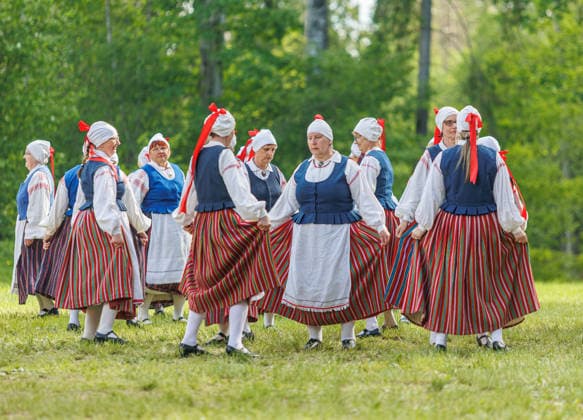 Polva, 24.05.2026. The 32nd South Estonian Memme-Taadi Festival at the Intsikurmu song festival grounds in Polva. The event brought together nearly 1,000 performers from senior singing groups, dance collectives, and folk musicians across four southern counties. Photo Arvo Meeks, Louna-Eesti Postimees Polva Polvamaa Estonia 2MA25MAI2026A072  Copyright: xArvoxMeeksx Folk dancers in colorful traditional costumes