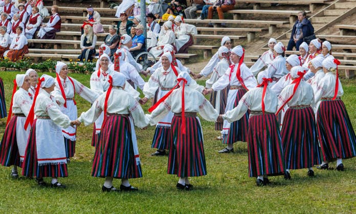 Polva, 24.05.2026. The 32nd South Estonian Memme-Taadi Festival at the Intsikurmu song festival grounds in Polva. The event brought together nearly 1,000 performers from senior singing groups, dance collectives, and folk musicians across four southern counties. Photo Arvo Meeks, Louna-Eesti Postimees Polva Polvamaa Estonia 2MA25MAI2026A078  Copyright: xArvoxMeeksx Folk dancers in colorful traditional costumes