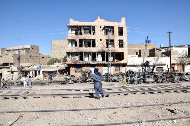 (260525) -- QUETTA, May 25, 2026 -- Locals are pictured at the site of a suicide blast in Quetta, Balochistan province, Pakistan, on May 25, 2026. The death toll from a suicide blast targeting a passenger train in Pakistan s southwestern Balochistan province has risen to 47, including 20 soldiers, while 98 others were injured, rescue officials said on Monday. ( Xinhua) PAKISTAN-QUETTA-TRAIN SHUTTLE-BLAST-CASUALTIES Str 