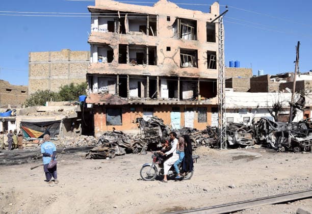(260525) -- QUETTA, May 25, 2026 -- Locals are pictured at the site of a suicide blast in Quetta, Balochistan province, Pakistan, on May 25, 2026. The death toll from a suicide blast targeting a passenger train in Pakistan s southwestern Balochistan province has risen to 47, including 20 soldiers, while 98 others were injured, rescue officials said on Monday. ( Xinhua) PAKISTAN-QUETTA-TRAIN SHUTTLE-BLAST-CASUALTIES Str 