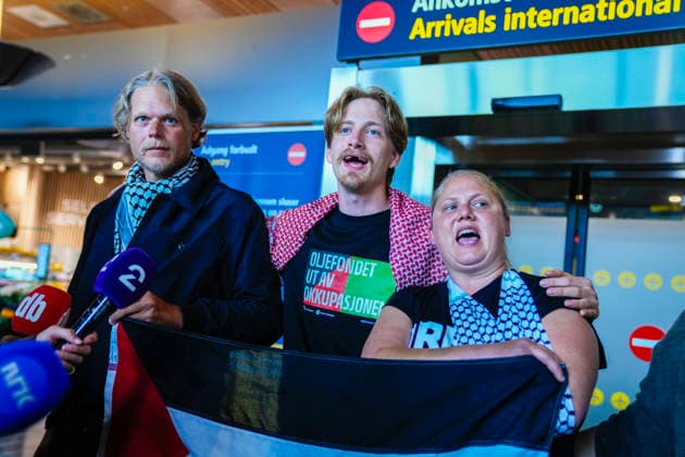 Gaza-aktivister fra Global Sumud Flotilla ankommer Norge Gardermoen 20260525. Tre norske aktivister som var med i flaten Global Sumud Flotilla landet pa norsk jord mandag, etter a ha blitt tatt til fange av det israelske forsvaret pa vei til Gaza. Foto: Amanda Pedersen Giske NTB Gardermoen Norge uOLZ6qm0EhM EDITORIAL USE ONLY Ref:_BNCuOLZ6qm0EhM.jpg *** Gaza activists from the Global Sumud Flotilla arrive in Norway Gardermoen 20260525 Three Norwegian activists who were part of the Global Sumud Flotilla landed on Norwegian soil on Monday, after being captured by the Israeli Defense Forces on their way to Gaza Photo Amanda Pedersen Giske NTB Gardermoen Norway uOLZ6qm0EhM EDITORIAL USE ONLY Ref BNCuOLZ6qm0EhM jpg  Copyright: xAmandaxPedersenxGiskexx xNTBx