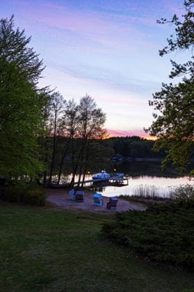 Strand und Anlegestelle im Sonnenuntergang am Nebelsee im Frühling in Lärz Strand und Anlegestelle im Sonnenuntergang am Nebelsee im Frühling in Lärz. (License=RF) Copyright: xZoonar.com RicoxKödderx 25080257