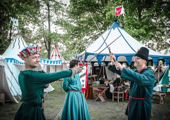 24.05.2026, xlakx, Entertainment, Pfingst-Spectaculum v.l. Schaukampf beim Pfingst-Spectaculum Oranienburg mit Darstellern in mittelalterlicher Kleidung vor historischen Zelten. Oranienburg *** 24 05 2026, xlakx, Entertainment, Pfingst Spectaculum v l Show fight at Pfingst Spectaculum Oranienburg with performers in medieval dress in front of historic tents Oranienburg Daniel Lakomski