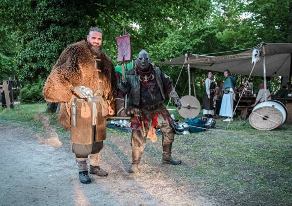 24.05.2026, xlakx, Entertainment, Pfingst-Spectaculum v.l. Teilnehmer in fantasy und wikingerinspirierten Gewandungen auf dem Pfingst-Spectaculum im Schlosspark Oranienburg Oranienburg *** 24 05 2026, xlakx, Entertainment, Whitsun Spectaculum v l Participants in fantasy and Viking-inspired costumes at the Whitsun Spectaculum in Oranienburg Palace Park Oranienburg Daniel Lakomski