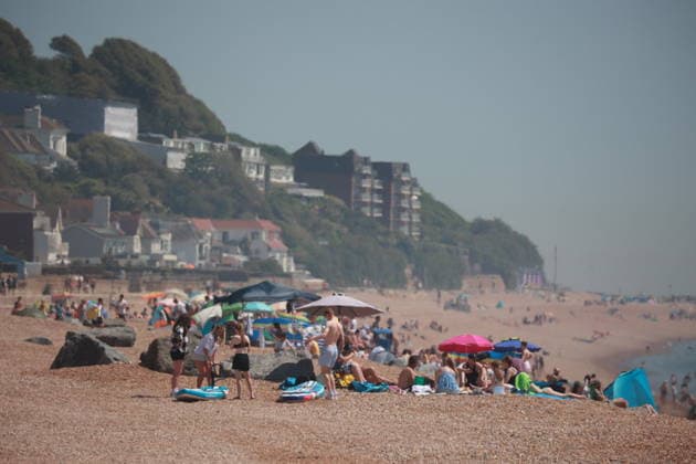 May 25, 2026, Sandgate, Kent, UK: Sandgate , UK. Visitors to Sandgate Beach in Kent enjoy sunny Bank Holiday Monday. Sandgate UK  - ZUMAl94_ 20260525_zaf_l94_008 Copyright: xMarcinxNowakx