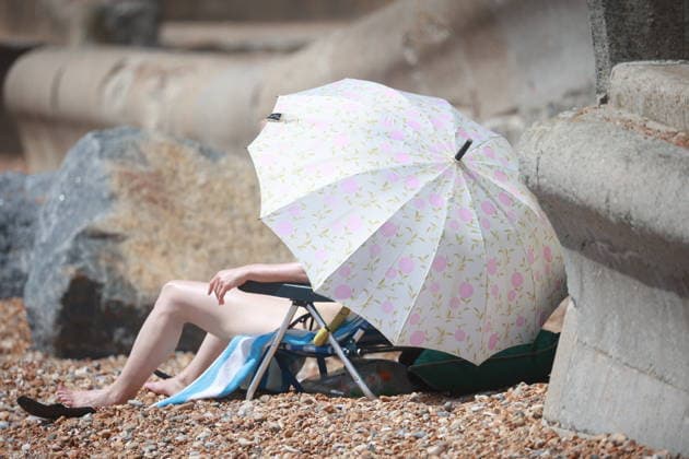 News Bilder des Tages May 25, 2026, Sandgate, Kent, UK: Sandgate , UK. Visitors to Sandgate Beach in Kent enjoy sunny Bank Holiday Monday. Sandgate UK  - ZUMAl94_ 20260525_zaf_l94_010 Copyright: xMarcinxNowakx