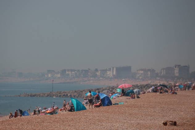 May 25, 2026, Sandgate, Kent, UK: Sandgate , UK. Visitors to Sandgate Beach in Kent enjoy sunny Bank Holiday Monday. Sandgate UK  - ZUMAl94_ 20260525_zaf_l94_009 Copyright: xMarcinxNowakx