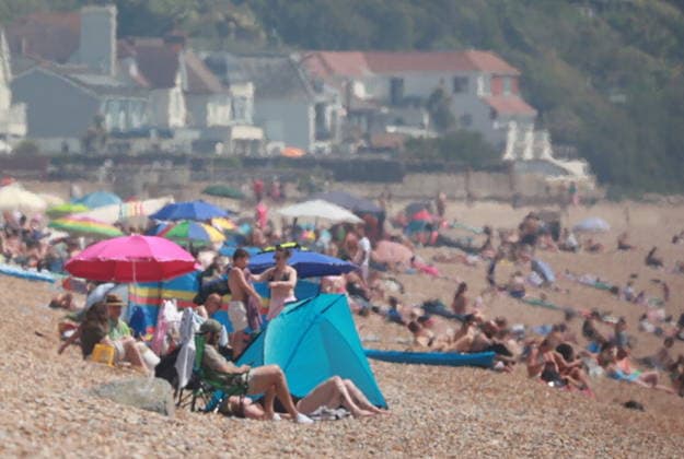 May 25, 2026, Sandgate, Kent, UK: Sandgate , UK. Visitors to Sandgate Beach in Kent enjoy sunny Bank Holiday Monday. Sandgate UK  - ZUMAl94_ 20260525_zaf_l94_011 Copyright: xMarcinxNowakx