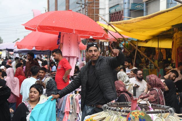May 25, 2026, Srinagar, Jammu And Kashmir, India: A vendor sells clothes ahead of the Muslim festival Eid-al-Adha at a local market. in Srinagar. Markets across the Muslim world witness a surge in shopping as preparations begin for Eid al-Adha, or the Festival of Sacrifice, the second-biggest Muslim festival which marks the end of the Hajj pilgrimage to Mecca and commemorates Prophet Ibrahim s willingness to sacrifice his son in obedience to God. Srinagar India  - ZUMAz120 20260525_zip_z120_007 Copyright: xBasitxZargarx