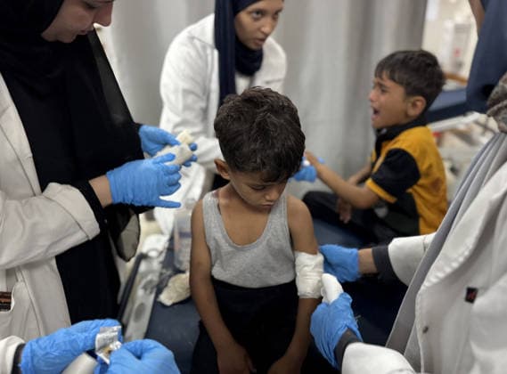 Israeli attacks on Gaza continue despite ceasefire agreement KHAN YUNIS, GAZAI PALESTINE - MAY 25: Palestinian children are taken to Nasser Hospital for medical treatment following the Israeli attack on tents housing displaced people in the al-Mawasi area despite the ceasefire agreement in Khan Yunis, Gaza, Palestine on May 25, 2026. A six-year-old child and a woman were killed and 20 people, most of them children and women, were injured in an attack. Abdallah F.s. Alattar Anadolu Khan Yunis Gaza. Editorial use only. Please get in touch for any other usage.  Copyright: x2026xAnadoluxAbdallahxF.s.xAlattarx