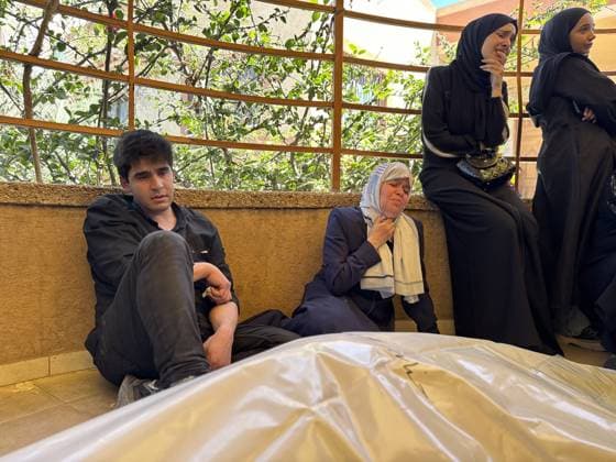 Israeli attacks on Gaza continue despite ceasefire agreement KHAN YUNIS, GAZA, PALESTINE - MAY 25: Relatives mourn as bodies of Palestinians, who lost their lives following the Israeli attack on tents housing displaced people in the al-Mawasi area despite the ceasefire agreement, are taken from Nasser Hospital for funeral process in Khan Yunis, Gaza, Palestine on May 25, 2026. A six-year-old child and a woman were killed and 20 people, most of them children and women, were injured in an attack. Abdallah F.s. Alattar Anadolu Khan Yunis Gaza. Editorial use only. Please get in touch for any other usage.  Copyright: x2026xAnadoluxAbdallahxF.s.xAlattarx