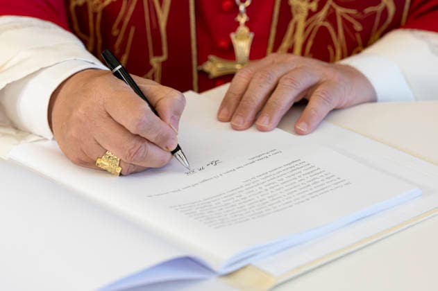 News Bilder des Tages ITALY - POPE LEO XIV SIGNING HIS FIRST ENCYCLICAL LETTER MAGNIFICA HUMANITAS IN THE VATICAN- 2026 5 25 Italy, Rome, Vatican, 2026 5 25.Pope Leo XIV signing his first Encyclical Letter Magnifica Humanitas , focused on the rise of artificial intelligence, in The Vatican EDITORIAL USE ONLY - NO BOOKS Copyright: xVATICANxMEDIAx