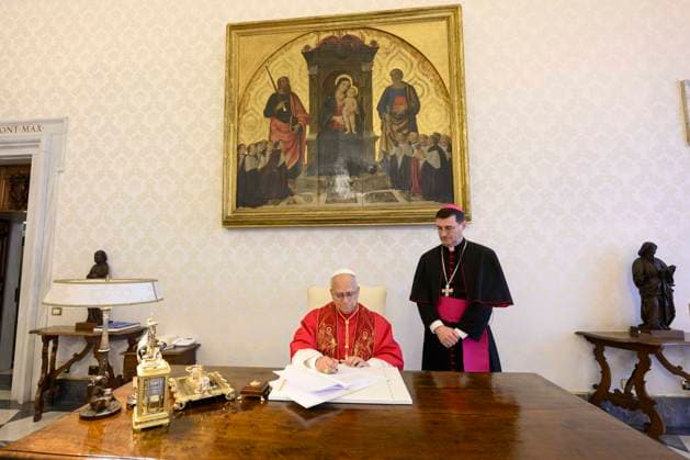 ITALY - POPE LEO XIV SIGNING HIS FIRST ENCYCLICAL LETTER MAGNIFICA HUMANITAS IN THE VATICAN- 2026 5 25 Italy, Rome, Vatican, 2026 5 25.Pope Leo XIV signing his first Encyclical Letter Magnifica Humanitas , focused on the rise of artificial intelligence, in The Vatican EDITORIAL USE ONLY - NO BOOKS Copyright: xVATICANxMEDIAx