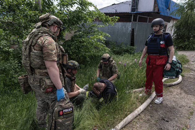 Aftermath of Russian strike in Kramatorsk KRAMATORSK, UKRAINE - MAY 25: Paramedics treat a firefighter who has inhaled smoke during the extinguishing of a fire following a Russian airstrike on a house in Kramatorsk, Ukraine, on May 25, 2026. Diego Herrera Carcedo Anadolu Kramatorsk Ukraine. Editorial use only. Please get in touch for any other usage.  Copyright: x2026xAnadoluxDiegoxHerreraxCarcedox