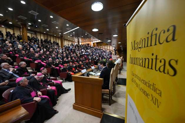 ITALY - POPE LEO XIV ATTENDS THE PRESENTATION OF HIS FIRST ENCYCLICAL LETTER MAGNIFICA HUMANITAS AT THE VATICAN - 2026 5 25 Italy, Rome, Vatican, 2026 5 25. Pope Leo XIV attends the presentation of his first Encyclical Letter Magnifica Humanitas focused on the rise of artificial intelligence, in The Vatican EDITORIAL USE ONLY - NO BOOKS Copyright: xVATICANxMEDIAx