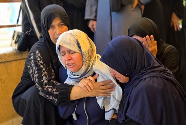 News Bilder des Tages Mourners bid farewell to victims of Israeli strike in Khan Younis Palestinians mourn during the funeral of a child and a woman who were killed in an Israeli strike targeting the Ghaith camp area in Mawasi Khan Younis in the southern Gaza Strip on May 25, 2026. Photo by Tariq Mohammad APA Images Khan Yunis Gaza Strip Palestinian Territory 250526_Khan_Yunis_TM_02(18) Copyright: xapaimagesxTariqxMohammad xapaimagesx