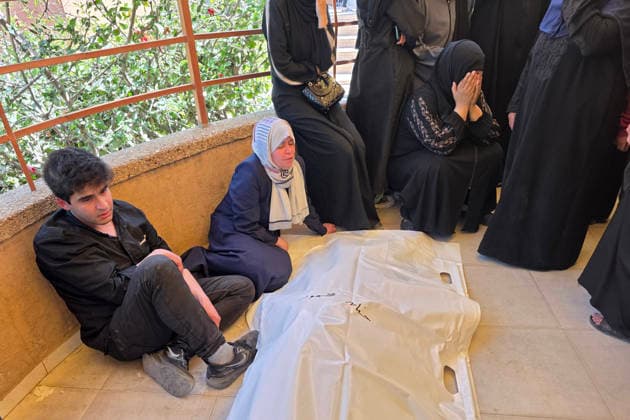 Mourners bid farewell to victims of Israeli strike in Khan Younis Palestinians mourn during the funeral of a child and a woman who were killed in an Israeli strike targeting the Ghaith camp area in Mawasi Khan Younis in the southern Gaza Strip on May 25, 2026. Photo by Tariq Mohammad APA Images Khan Yunis Gaza Strip Palestinian Territory 250526_Khan_Yunis_TM_02(19) Copyright: xapaimagesxTariqxMohammad xapaimagesx