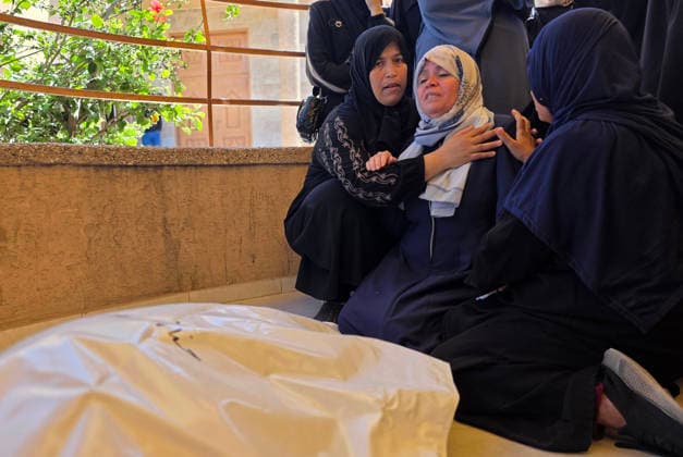 Mourners bid farewell to victims of Israeli strike in Khan Younis Palestinians mourn during the funeral of a child and a woman who were killed in an Israeli strike targeting the Ghaith camp area in Mawasi Khan Younis in the southern Gaza Strip on May 25, 2026. Photo by Tariq Mohammad APA Images Khan Yunis Gaza Strip Palestinian Territory 250526_Khan_Yunis_TM_02(12) Copyright: xapaimagesxTariqxMohammad xapaimagesx