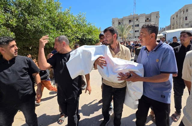 Mourners bid farewell to victims of Israeli strike in Khan Younis Palestinians mourn during the funeral of a child and a woman who were killed in an Israeli strike targeting the Ghaith camp area in Mawasi Khan Younis in the southern Gaza Strip on May 25, 2026. Photo by Tariq Mohammad APA Images Khan Yunis Gaza Strip Palestinian Territory 250526_Khan_Yunis_TM_02(2) Copyright: xapaimagesxTariqxMohammad xapaimagesx