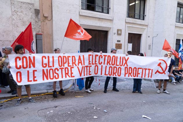 News Bilder des Tages IPA85065754 - Presidium in Rome in front of the headquarters of the Ministry of Enterprise and Made in Italy organized by Electrolux workers  Copyright: xMatteoxNardonex xx 85065754
