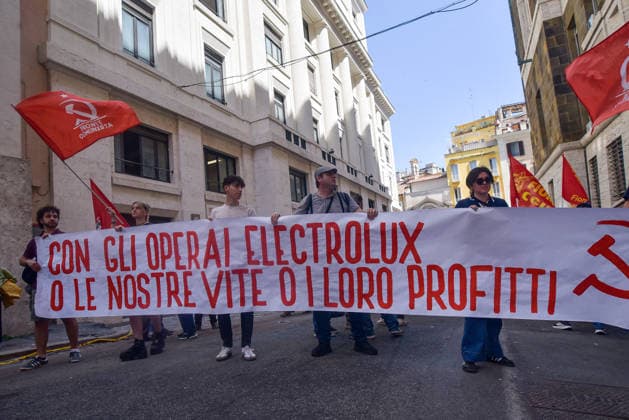 May 25, 2026, Rome, Rome, Italy: Workers hold a banner during the protest in front of the Ministry of Enterprises and Made in Italy in Rome on May 26 2026 .The protest is held to demand the withdrawal of the Electrolux industrial plan, which includes 1,700 redundancies across Italian sites, and to safeguard employment and industrial continuity. Rome Italy  - ZUMAn299 20260525_zip_n299_001 Copyright: xVincenzoxNuzzolesex