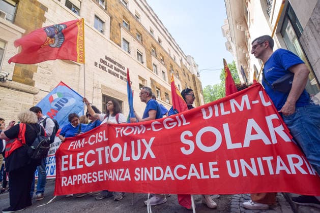 May 25, 2026, Rome, Rome, Italy: Workers hold a banner during the protest in front of the Ministry of Enterprises and Made in Italy in Rome on May 26 2026 .The protest is held to demand the withdrawal of the Electrolux industrial plan, which includes 1,700 redundancies across Italian sites, and to safeguard employment and industrial continuity. Rome Italy  - ZUMAn299 20260525_zip_n299_004 Copyright: xVincenzoxNuzzolesex