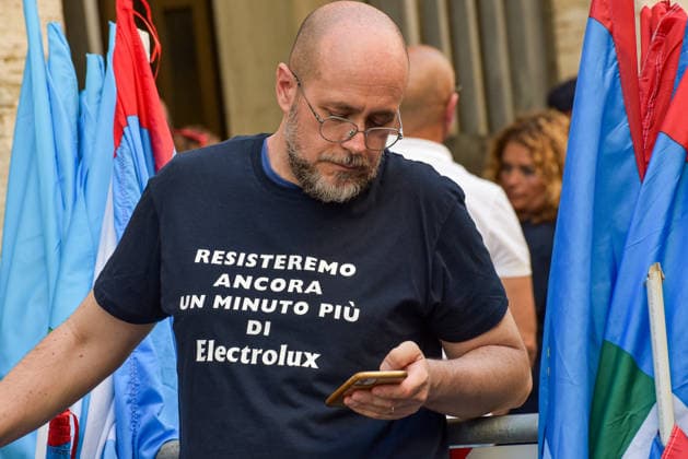May 25, 2026, Rome, Rome, Italy: A worker waits outside the Ministry of Enterprises and Made in Italy in Rome during the protest on May 26 2026 .The protest is held to demand the withdrawal of the Electrolux industrial plan, which includes 1,700 redundancies across Italian sites, and to safeguard employment and industrial continuity. Rome Italy  - ZUMAn299 20260525_zip_n299_009 Copyright: xVincenzoxNuzzolesex