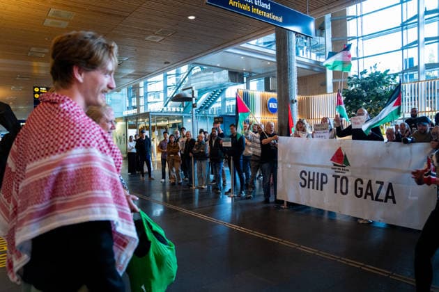 Gaza-aktivister fra Global Sumud Flotilla ankommer Norge Gardermoen 20260525. Aktivistene Christoforos O™Moore, Magnus De Besche og Camilla Naess var med i flaten Global Sumud Flotilla og landet pa norsk jord mandag, etter a ha blitt tatt til fange av det israelske forsvaret pa vei til Gaza. Foto: Amanda Pedersen Giske NTB Gardermoen Norge fniiFfwXrQA EDITORIAL USE ONLY Ref:_BNCfniiFfwXrQA.jpg *** Gaza activists from Global Sumud Flotilla arrive in Norway Gardermoen 20260525 Activists Christoforos O™Moore, Magnus De Besche and Camilla Naess were part of the Global Sumud Flotilla and landed on Norwegian soil on Monday, after being captured by the Israeli Defense Forces on their way to Gaza Photo Amanda Pedersen Giske NTB Gardermoe  Copyright: xAmandaxPedersenxGiskex xNTBx