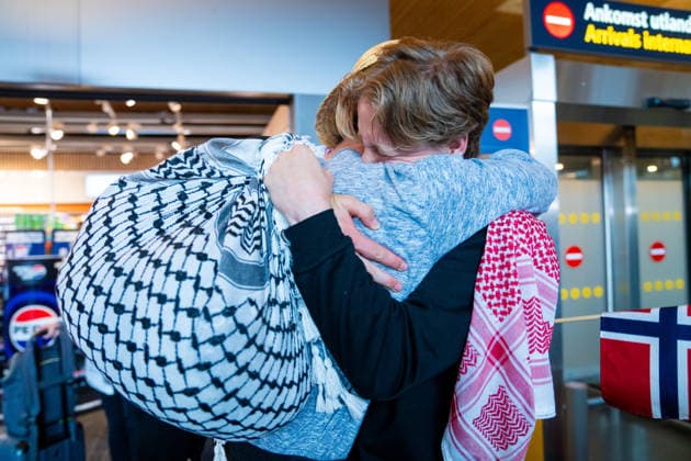 Gaza-aktivister fra Global Sumud Flotilla ankommer Norge Gardermoen 20260525. Aktivisten Magnus De Besche (med ryggen til) var med i flaten Global Sumud Flotilla og landet pa norsk jord mandag, etter a ha blitt tatt til fange av det israelske forsvaret pa vei til Gaza. Foto: Amanda Pedersen Giske NTB Gardermoen Norge l4P1xAURPZs EDITORIAL USE ONLY Ref:_BNCl4P1xAURPZs.jpg *** Gaza activists from the Global Sumud Flotilla arrive in Norway Gardermoen 20260525 Activist Magnus De Besche with his back turned was part of the Global Sumud Flotilla and landed on Norwegian soil on Monday, after being captured by the Israeli Defense Forces on his way to Gaza Photo Amanda Pedersen Giske NTB Gardermoen Norway l4P1xAURPZs EDITORIAL USE ONLY Ref  Copyright: xAmandaxPedersenxGiskex xNTBx
