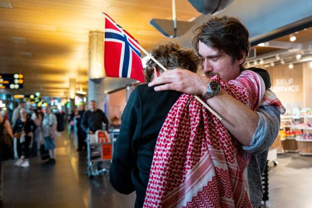 Gaza-aktivister fra Global Sumud Flotilla ankommer Norge Gardermoen 20260525. Aktivisten Magnus De Besche (med ryggen til) var med i flaten Global Sumud Flotilla og landet pa norsk jord mandag, etter a ha blitt tatt til fange av det israelske forsvaret pa vei til Gaza. Foto: Amanda Pedersen Giske NTB Gardermoen Norge M3GW7ovG7rc EDITORIAL USE ONLY Ref:_BNCM3GW7ovG7rc.jpg *** Gaza activists from the Global Sumud Flotilla arrive in Norway Gardermoen 20260525 Activist Magnus De Besche with his back turned was part of the Global Sumud Flotilla and landed on Norwegian soil on Monday, after being captured by the Israeli Defense Forces on his way to Gaza Photo Amanda Pedersen Giske NTB Gardermoen Norway M3GW7ovG7rc EDITORIAL USE ONLY Ref  Copyright: xAmandaxPedersenxGiskex xNTBx