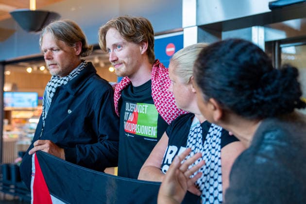 Gaza-aktivister fra Global Sumud Flotilla ankommer Norge Gardermoen 20260525. Aktivistene (f.v.) Christoforos O™Moore, Magnus De Besche og Camilla Naess var med i flaten Global Sumud Flotilla og landet pa norsk jord mandag, etter a ha blitt tatt til fange av det israelske forsvaret pa vei til Gaza. Foto: Amanda Pedersen Giske NTB Gardermoen Norge vwsDoTcqP4I EDITORIAL USE ONLY Ref:_BNCvwsDoTcqP4I.jpg *** Gaza activists from the Global Sumud Flotilla arrive in Norway Gardermoen 20260525 The activists from Christoforos O™Moore, Magnus De Besche and Camilla Naess were part of the Global Sumud Flotilla and landed on Norwegian soil on Monday, after being captured by the Israeli Defense Forces on their way to Gaza Photo Amanda Pedersen  Copyright: xAmandaxPedersenxGiskex xNTBx