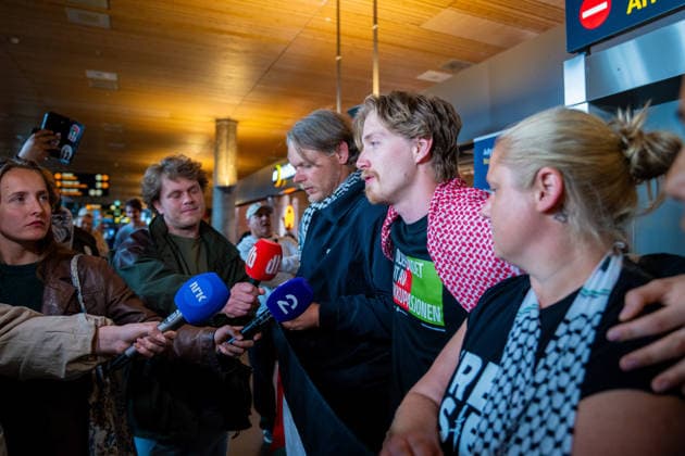 Gaza-aktivister fra Global Sumud Flotilla ankommer Norge Gardermoen 20260525. Aktivistene (f.v.) Christoforos O™Moore, Magnus De Besche og Camilla Naess var med i flaten Global Sumud Flotilla og landet pa norsk jord mandag, etter a ha blitt tatt til fange av det israelske forsvaret pa vei til Gaza. Foto: Amanda Pedersen Giske NTB Gardermoen Norge Y03AoPqbuy8 EDITORIAL USE ONLY Ref:_BNCY03AoPqbuy8.jpg *** Gaza activists from the Global Sumud Flotilla arrive in Norway Gardermoen 20260525 The activists from Christoforos O™Moore, Magnus De Besche and Camilla Naess were part of the Global Sumud Flotilla and landed on Norwegian soil on Monday, after being captured by the Israeli Defense Forces on their way to Gaza Photo Amanda Pedersen  Copyright: xAmandaxPedersenxGiskex xNTBx