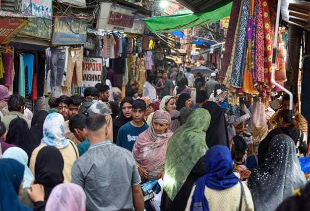 Shoppers throng a market ahead of Eid al-Adha festival Srinagar, May 25 (ANI): Shoppers throng a market ahead of Eid al-Adha festival, in Srinagar on Monday. Srinagar Jammu and Kashmir India Copyright: xANIx ANI_20260525304