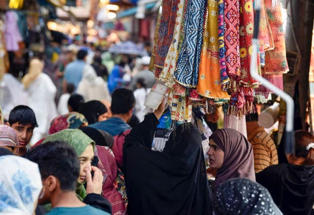 Shoppers throng a market ahead of Eid al-Adha festival Srinagar, May 25 (ANI): Shoppers throng a market ahead of Eid al-Adha festival, in Srinagar on Monday. Srinagar Jammu and Kashmir India Copyright: xANIx ANI_20260525305