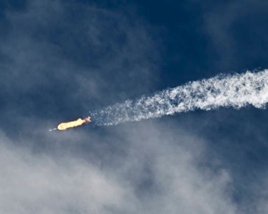 News Bilder des Tages A condensation trail forms as SpaceX flies the Falcon 9 rocket on Memorial Day at 7:48 AM from Launch Complex 40 at the the Cape Canaveral Space Force Station, Florida on Monday, May 25, 2026. SpaceX launched 29 more of its Starlink satellites to low earth orbit.  CCP20260525003 JOExMARINO