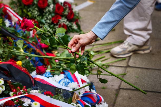 May 25, 2026, Brno, South Moravia, Czech Republic: A woman si laying the red rose at the Memorial Plaque to the Anti-Fascist Fighters during a commemorative ceremony honoring the victims of Nazism in Brno, Czech Republic, on May 25, 2026. The 76th Congress of Sudeten Germans took place in Brno, Czech Republic, from May 22 to 25, 2026, marking the first time the event was held in the country.during a commemorative ceremony honoring the victims of Nazism in Brno, Czech Republic, on May 25, 2026. The 76th Congress of Sudeten Germans took place in Brno, Czech Republic, from May 22 to 25, 2026, marking the first time the event was held in the country. Brno Czech Republic - ZUMAc315 20260525_zsp_c315_008 Copyright: xMichaelxCabalx