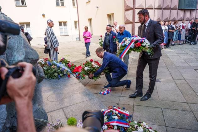 May 25, 2026, Brno, South Moravia, Czech Republic: People are going to lay flowers at the Memorial Plaque to the Anti-Fascist Fighters during a commemorative ceremony honoring the victims of Nazism in Brno, Czech Republic, on May 25, 2026. The 76th Congress of Sudeten Germans took place in Brno, Czech Republic, from May 22 to 25, 2026, marking the first time the event was held in the country. Brno Czech Republic  - ZUMAc315 20260525_zsp_c315_007 Copyright: xMichaelxCabalx