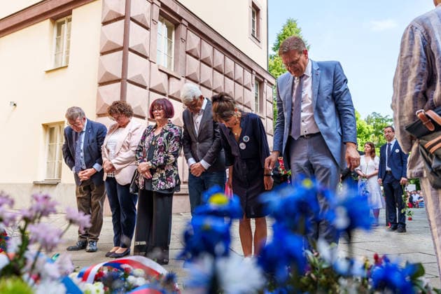 May 25, 2026, Brno, South Moravia, Czech Republic: Deputy Chairman of the Sudeten German Landsmannschaft STEFFEN HORTLER (R) and others are paying tribute to the victims of nazism at the Memorial Plaque to the Anti-Fascist Fighters during a commemorative ceremony honoring the victims of Nazism in Brno, Czech Republic, on May 25, 2026. The 76th Congress of Sudeten Germans took place in Brno, Czech Republic, from May 22 to 25, 2026, marking the first time the event was held in the country. Brno Czech Republic  - ZUMAc315 20260525_zsp_c315_017 Copyright: xMichaelxCabalx
