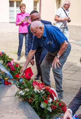 May 25, 2026, Brno, South Moravia, Czech Republic: An old man is laying flowers at the Memorial Plaque to the Anti-Fascist Fighters during a commemorative ceremony honoring the victims of Nazism in Brno, Czech Republic, on May 25, 2026. The 76th Congress of Sudeten Germans took place in Brno, Czech Republic, from May 22 to 25, 2026, marking the first time the event was held in the country. Brno Czech Republic - ZUMAc315 20260525_zsp_c315_014 Copyright: xMichaelxCabalx