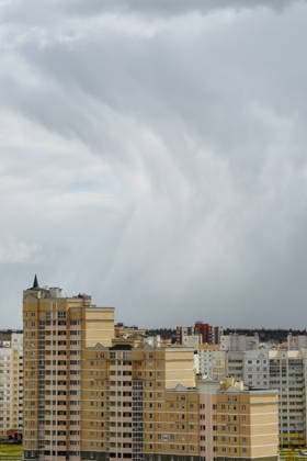 IMAGO Creative, Jahreszeit Sommer, Regen, Sommerregen urban architecture. a house on the background of rain clouds R_KUAL260513D9-2011211-01