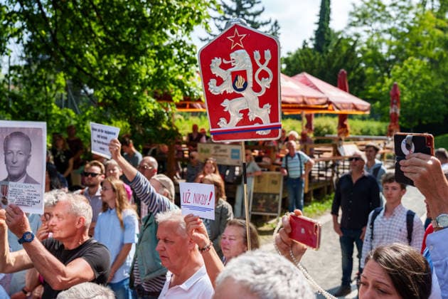 May 25, 2026, Brno, South Moravia, Czech Republic: Opponents of reconciliation with Sudeten Germans holding their signs during a commemorative ceremony honoring the victims of Nazism in Brno, Czech Republic, on May 25, 2026. The 76th Congress of Sudeten Germans took place in Brno, Czech Republic, from May 22 to 25, 2026, marking the first time the event was held in the country. Brno Czech Republic - ZUMAc315 20260525_zsp_c315_023 Copyright: xMichaelxCabalx